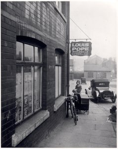 Femme avec un landau devant les locaux de Louis Pope, Lady Lane, Leeds, 1931 - English Photographer